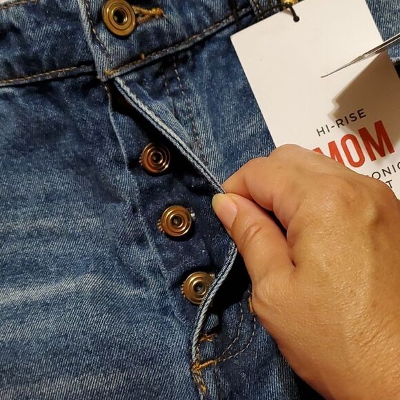 Celebrity Pink Hi Rise Mom Jean Short Iconic Short Size 11/30 - Picture 3 of 8